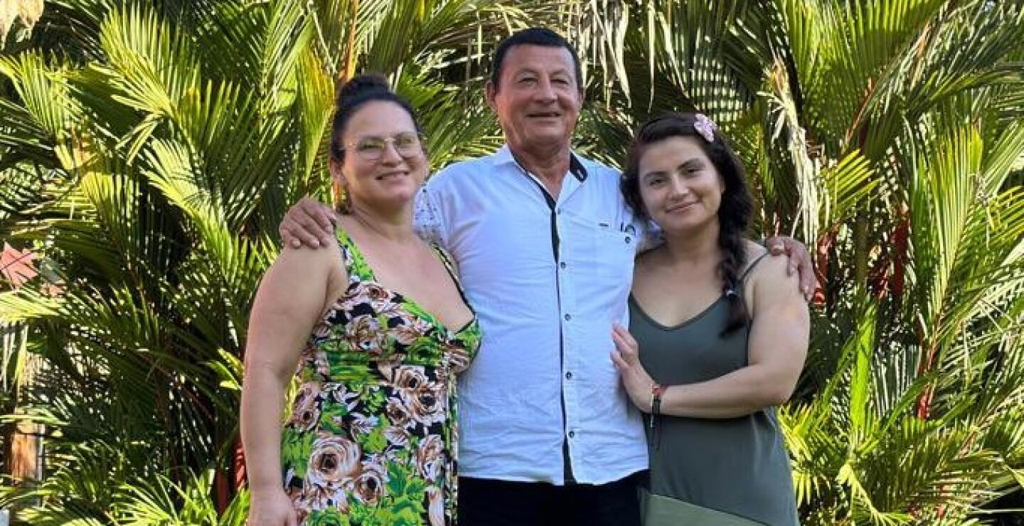 Conmovedor reencuentro de dos hermanas exintegrantes de las FARC con su papá, luego de 40 años