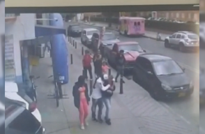 Comunidad golpeó a sujeto que agredía brutalmente a una mujer en plena calle de Kennedy