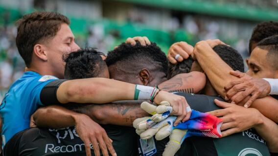 Alejandro Rodríguez, arquero del Deportivo Cali, celebra un gol junto a sus compañeros en la Liga BetPlay Alejandro Rodríguez, arquero del Deportivo Cali, celebra un gol junto a sus compañeros en la Liga BetPlay