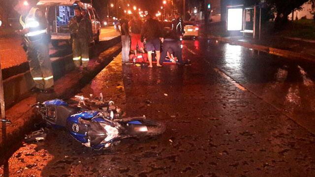 Taxista en Cali arrolló a agente de tránsito que iba en su moto y, en lugar de auxiliarlo, huyó