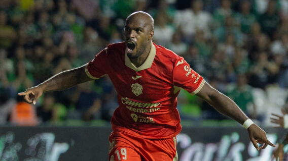 Óscar Estupiñán celebra un gol con Juárez en la Liga MX. 