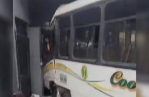 Bus perdió el control en San Andrés y ocasionó grave accidente: 2 personas fallecieron