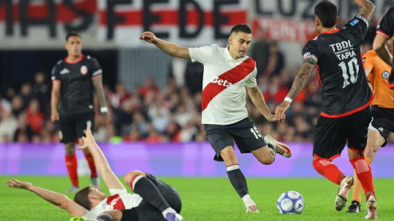 Rafael Santos Borré, delantero de River Plate, en medio del partido contra Barracas Central. 