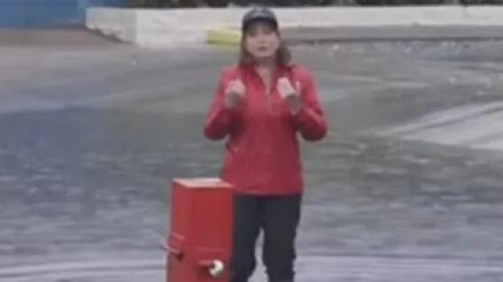 Periodista sufre caída en vivo Periodista sufre caída en vivo