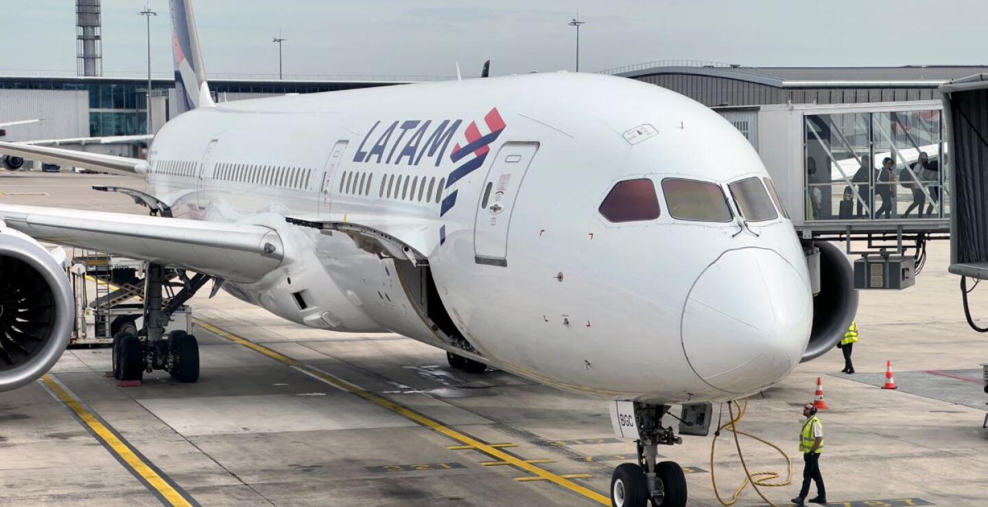 Pasajeros desembarcan de un Boeing 787 de Latam Airlines.