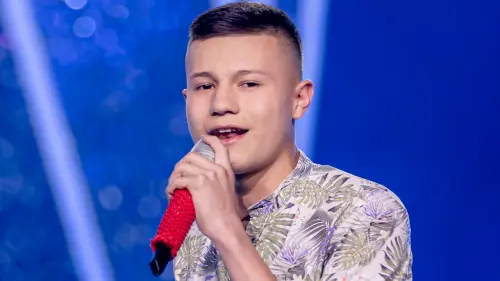 Dylan López piropea a Greeicy y muestra el micrófono que su padre le fabricó