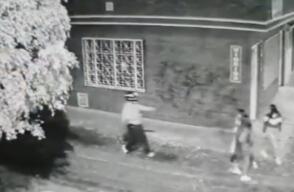 Con armas de fogueo, infames asaltaron a tres niñas en un parque del barrio Quirigua