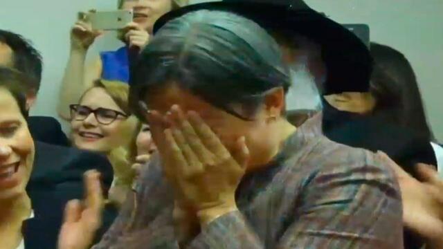 Entre lágrimas, así reaccionó senadora al conocer resultados a favor del matrimonio gay en Australia