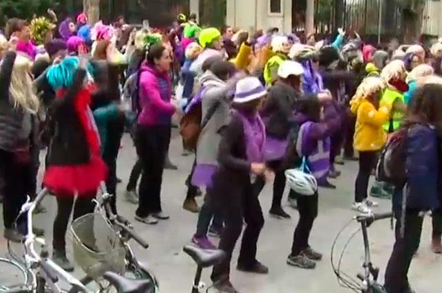 "Si nosotras paramos, se para el mundo: mujeres realizan la primera huelga feminista en España