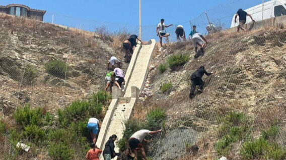 Crisis migratoria en Ceuta, España: miles de personas intentan cruzar la frontera desde Marruecos