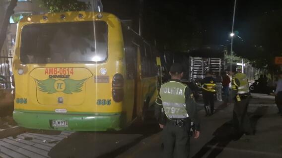 353415_BLU Radio. Accidente de bus en el norte de Bucaramanga / Foto: Policía Mebuc 353415_BLU Radio. Accidente de bus en el norte de Bucaramanga / Foto: Policía Mebuc