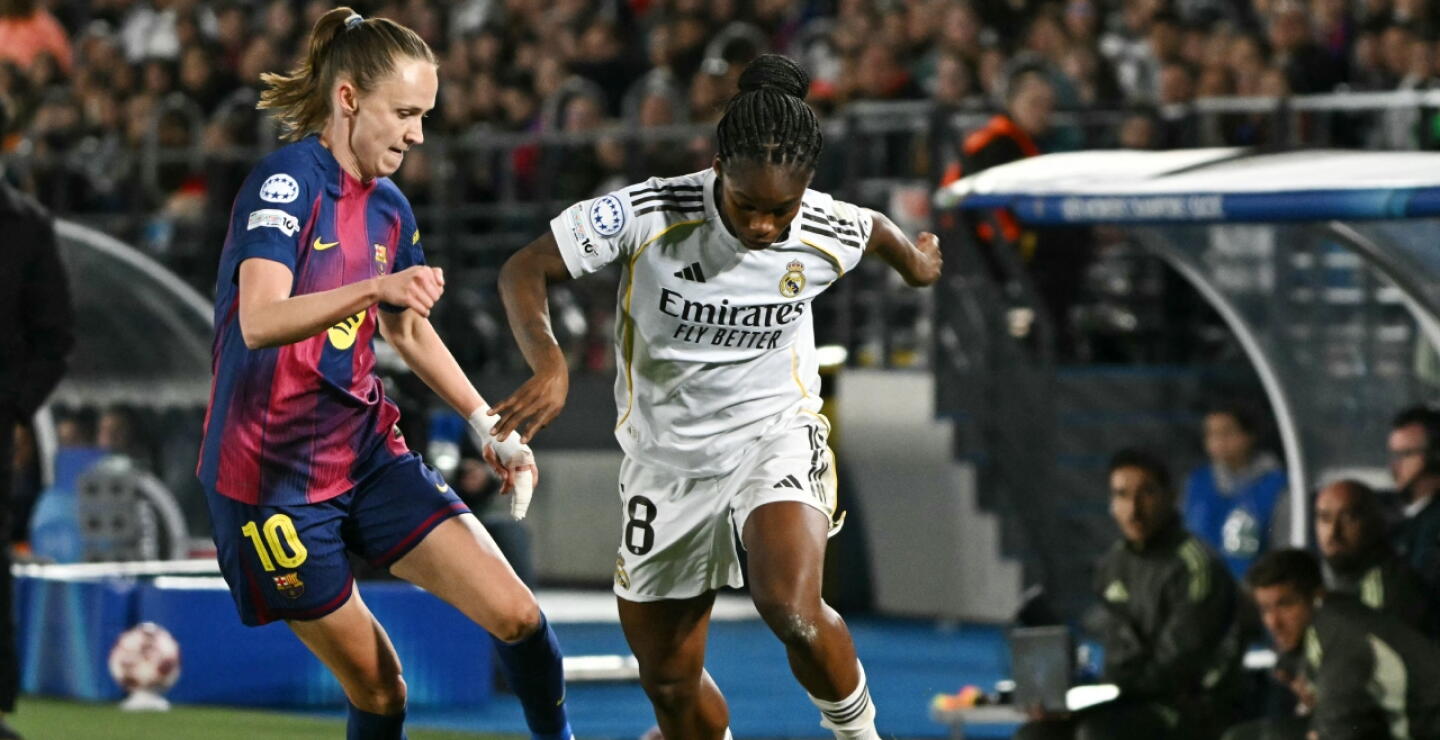 Linda Caicedo en acción de juego con Real Madrid frente a Barcelona en juego de Champions League femenina.