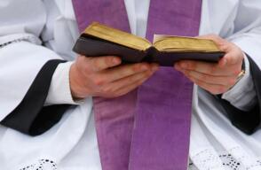 Imagen referencial de los atuendos y los colores litúrgicos durante la Semana Santa; uno es el morado