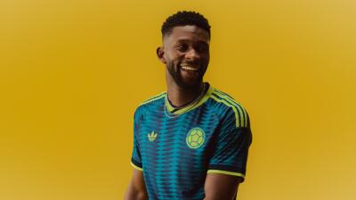Jefferson Lerma posando con la nueva camiseta de la Selección Colombia de visitante para el Mundial 2026.