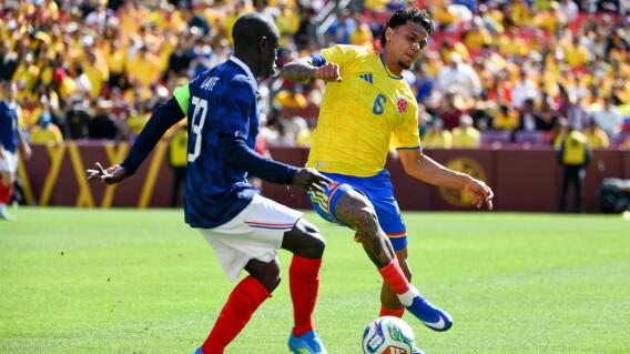 Richard Ríos en acción de juego en Colombia vs. Francia en duelo de preparación.