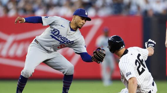 Acción entre Los Ángeles Dodgers y New York Yankees. Acción entre Los Ángeles Dodgers y New York Yankees.