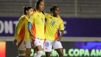 Catalina Usme, al fondo, con la Selección Colombia en la Copa América femenina. 