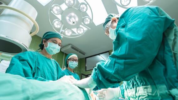 Luego de una operación a la mujer le crece pelo en su nariz Luego de una operación a la mujer le crece pelo en su nariz
