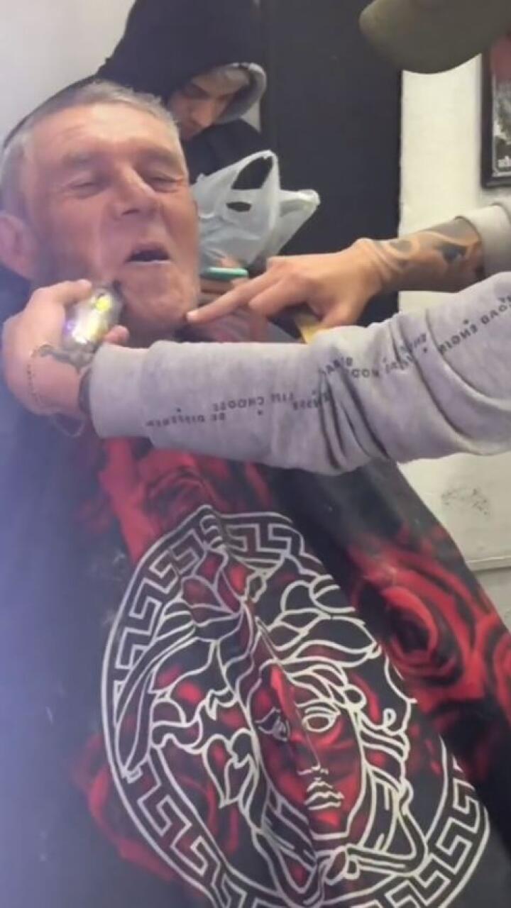 El gran gesto de un hombre con habitante de calle que estaba buscando comida en la basura