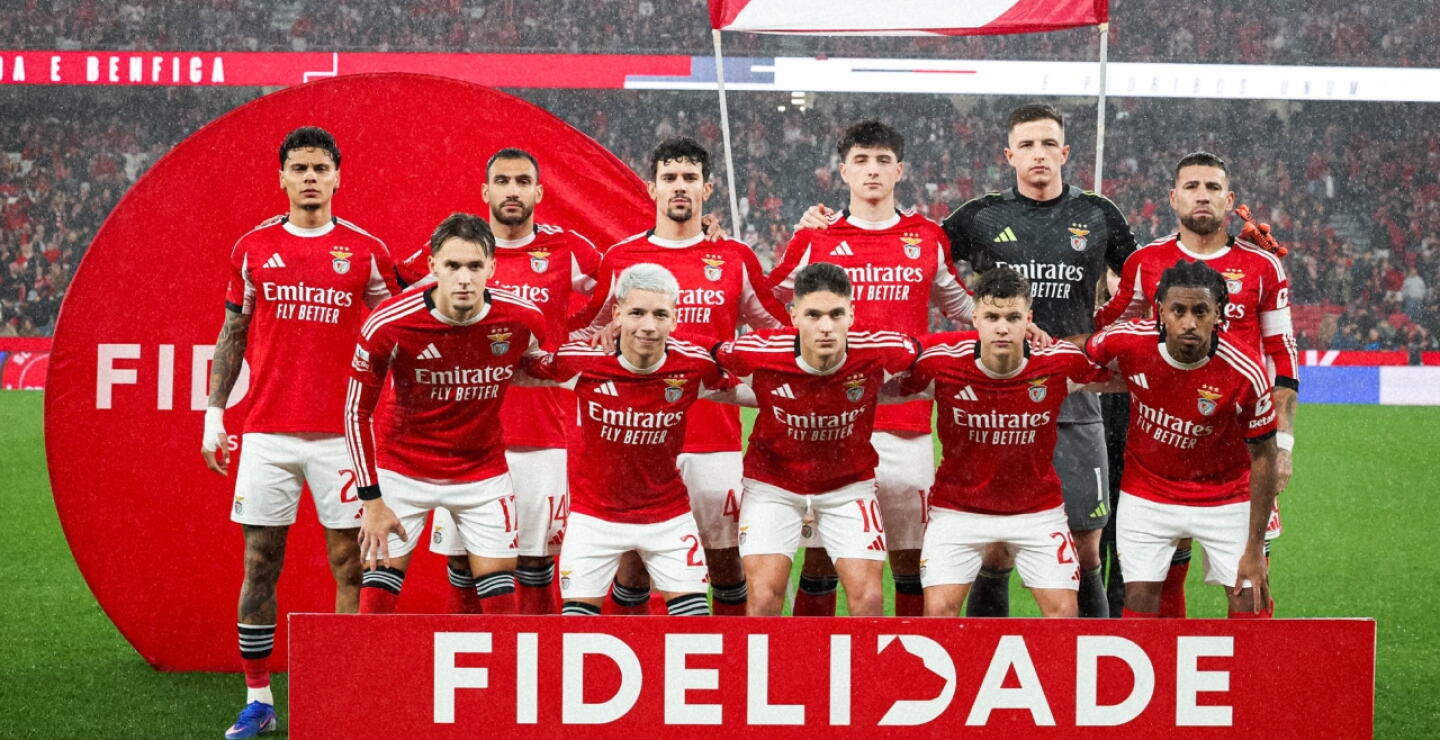 Richard Ríos en la formación del Benfica en partido contra Estoril por la Liga de Portugal. 