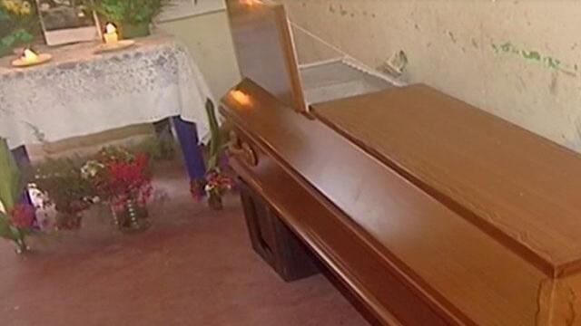 Familia lleva ocho días con un ataúd en su casa, esperando entrega de cadáver de ser querido Familia lleva ocho días con un ataúd en su casa, esperando entrega de cadáver de ser querido