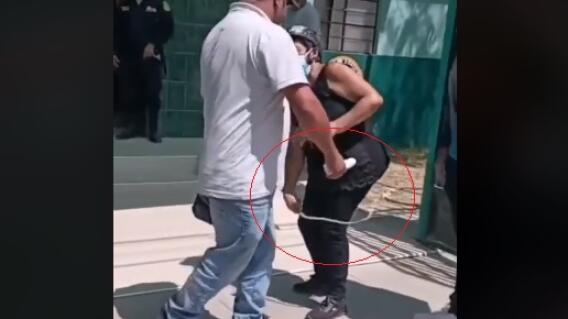 Mujer da correazos a su hijo Mujer da correazos a su hijo