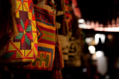 La obra "1+1=11" es un intercambio cultural entre 11 diseñadores daneses y 11 tejedoras wayuu. 