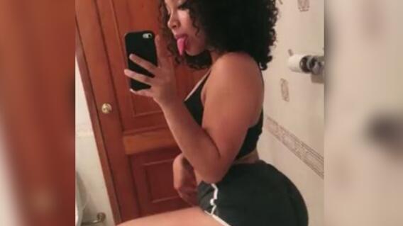 9752_La Kalle. Joven se tomó una selfie en el baño y descubrieron dos cosas extrañas / Foto: Twitter 9752_La Kalle. Joven se tomó una selfie en el baño y descubrieron dos cosas extrañas / Foto: Twitter