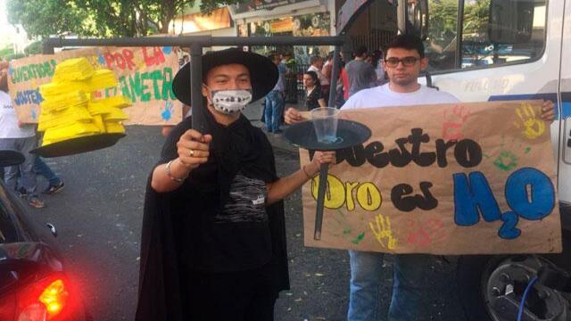 “¡No vendamos el páramo!”: así protestaron ante el ministro de Ambiente en defensa de Santurbán “¡No vendamos el páramo!”: así protestaron ante el ministro de Ambiente en defensa de Santurbán