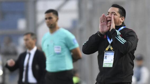 Héctor Cárdenas, entrenador de Colombia Sub-20, da instrucciones a su equipo durante el juego contra Italia. Héctor Cárdenas, entrenador de Colombia Sub-20, da instrucciones a su equipo durante el juego contra Italia.