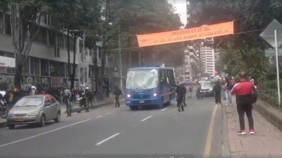 Encapuchados se toman un bus del Sitp durante protestas en la Universidad Pedagógica