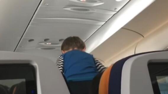 7935_La Kalle - Niño demoniático en un avión - Foto captura de YouTube 7935_La Kalle - Niño demoniático en un avión - Foto captura de YouTube