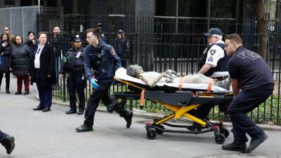 Hombre se prende fuego afuera del tribunal de Nueva York durante juicio de Donald Trump