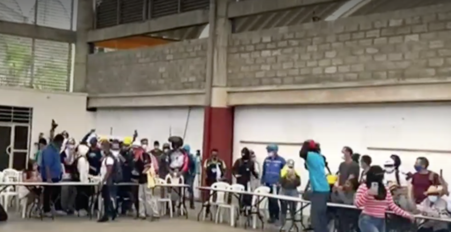 Reunión con jóvenes en Cali