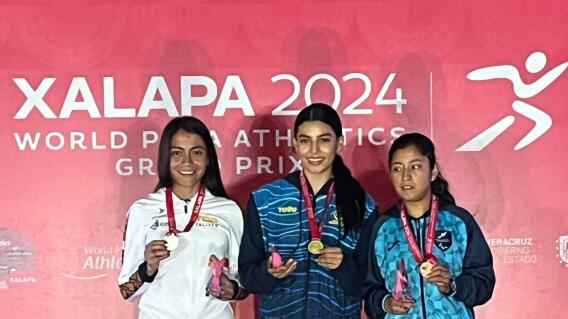 Xiomara Saldarriaga en el podio. Xiomara Saldarriaga en el podio.