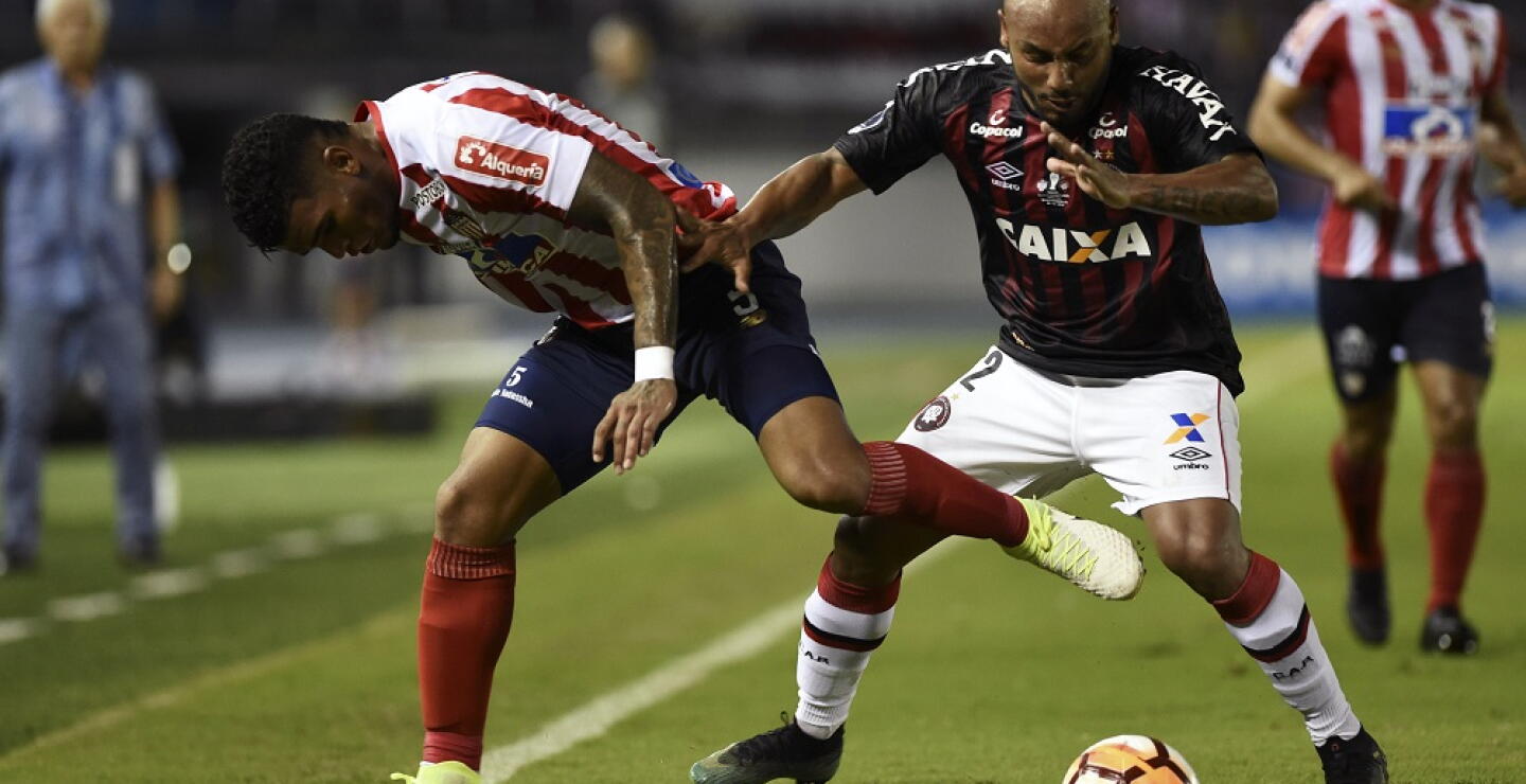 321567_Blu Radio. Junior - Paranaense. Foto: AFP