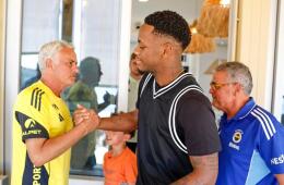 Jhon Durán junto a José Mourinho, su entrenador en Fenerbahçe.