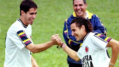 Jorge Bolaño junto a Juan Pablo Ángel en una práctica con la Selección Colombia. 