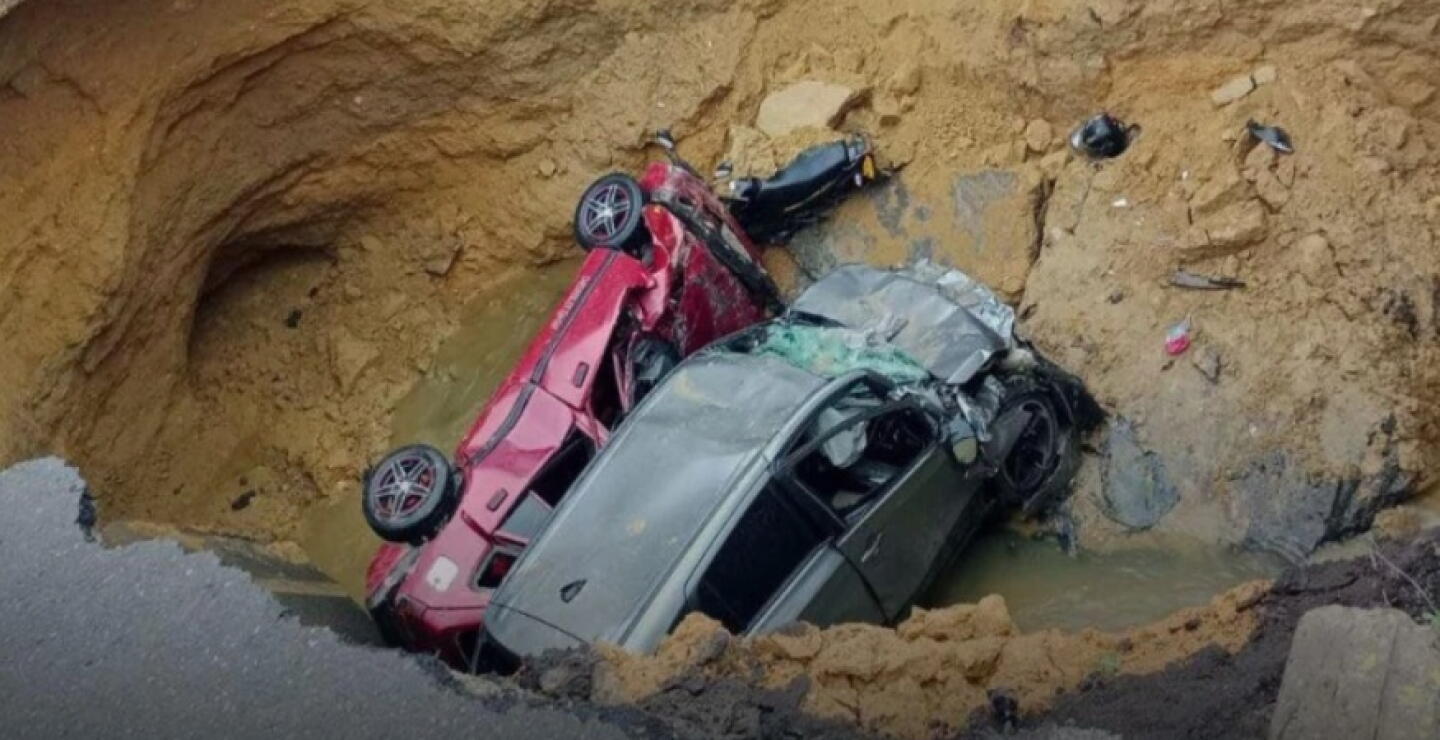 Así quedaron carros que cayeron a cráter que dejó colapso de puente en vía Barranquilla-Soledad