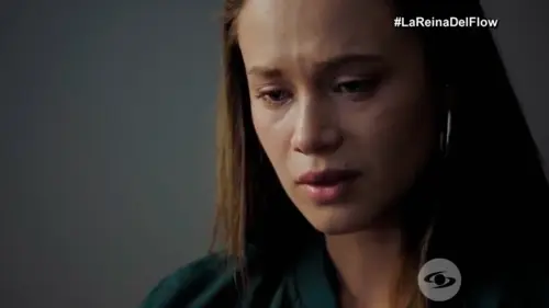 Vanesa le entrega al detective el celular de Gema y el arma que le encontró a Charly