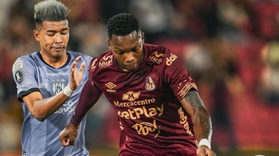 Acción de juego entre Deportes Tolima vs. Independiente del Valle por la ida de los octavos de final. 