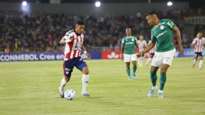 Acción de juego entre Junior y Palmeiras en Copa Libertadores.