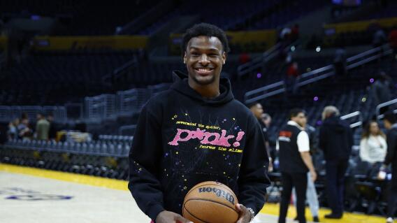 Bronny James, hijo de la leyenda del baloncesto LeBron James. Bronny James, hijo de la leyenda del baloncesto LeBron James.