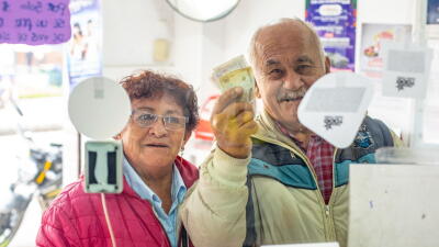Adultos mayores reclamando subsidio de Colombia Mayor. Adultos mayores reclamando subsidio de Colombia Mayor.