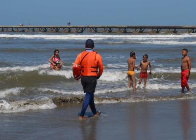 278292_El Cuerpo de Bomberos de Puerto Colombia ha estado atento a vigilar las playas. Foto: Bomberos Puerto Colombia
