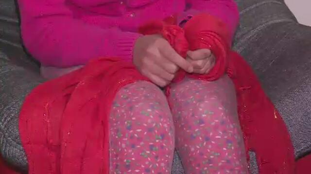 Pervertido esperó a que niña saliera del colegio para meterle la mano bajo la falda Pervertido esperó a que niña saliera del colegio para meterle la mano bajo la falda