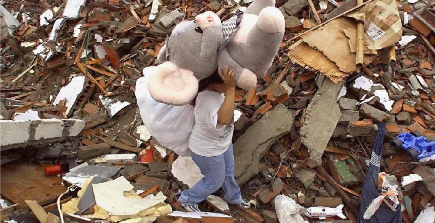 325738_BLU Radio, terremoto en Armenia en 1999 / foto:AFP