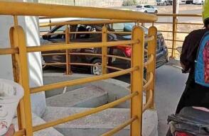 Conductor tratando de pasar puente peatonal