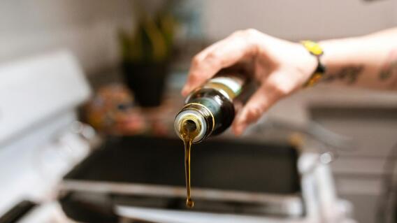 Prohíben aceite de oliva de reconocida marca por no cumplir con normativa