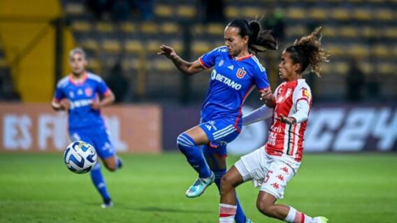 Acción de juego de partido entre Santa Fe y Universidad de Chile